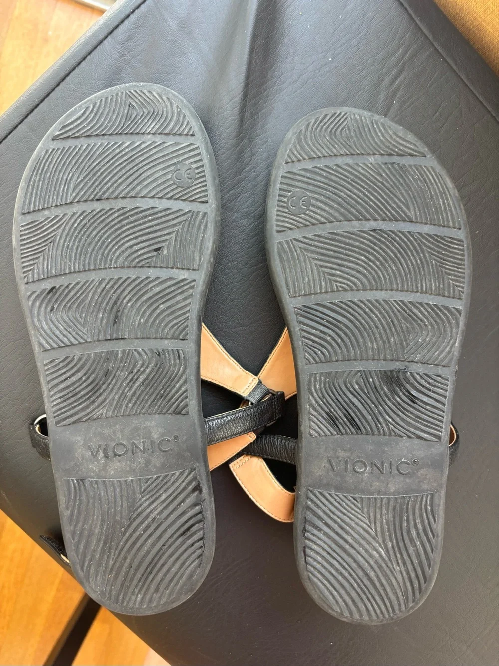 Vionic black leather sandal size 8